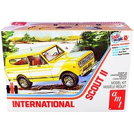 Skill 2 Model Kit IH International Harvester Scout II 1/25 Scale Model by AMT