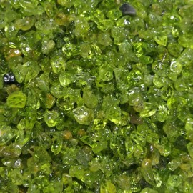 IMALY Peridot Tumbled Chips Stone Polished Crushed Healing Crystal Quartz Pieces Irregular Shaped Stones for Home Decorative Stones Vases Plants Succulents 0.5lb