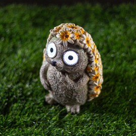 GKWRZXBK 5.91 in Solar-Powered Outdoor Hedgehog with Light-Up Eyes - Whimsical Garden Statue, with Daisy Flowers, Weathered Gray Stone Look, Decorative Outdoor Indoor Figurine