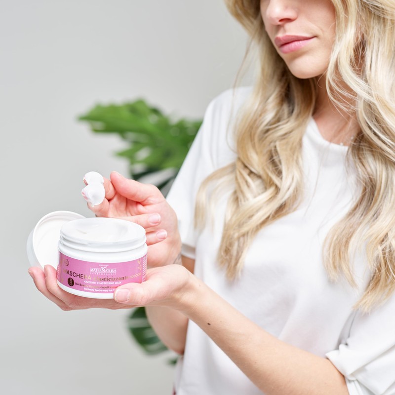 Maternatura Maschera Elasticizzante Capelli Mossi alle Nocciole, azione idratante -