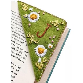 Marcador de esquina bordado a mano con 26 letras, diseño de triángulo de fieltro, esquinas, hecho a mano, con letras de flores, accesorios únicos y bonitos para los amantes de los libros (J, verano)