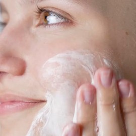 Babaria - Limpiador Facial con Ácido Hialurónico y Niacinamida | Limpieza y Desmaquillante Facial profundos | Hidratación y Poros Purificados | Todo tipo de pieles | 200 ml