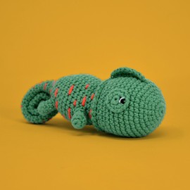 KNITTY CRITTERS Hello Crafts - Pouch Pals - Karen Chameleon - Crochet kit