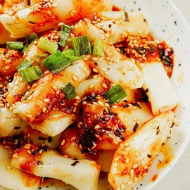 Akuan Steamed Rice Noodle Rolls, Sweet and Spicy, 255g, Vegetarian, Ready in 3 Minutes