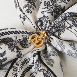 Hazzys (대구신세계)25SS뜨왈드주이 Toile de Jouy 네이비 삼각링 러플 실크 스카프(링포함) HISC5E331N2 (DAEGU SHINSEGAE) 25SS Toile de Jouy Navy Triangular Ring Ruffle Silk Scarf (Including Ring) HISC5E331N2