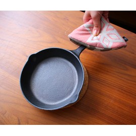 &NE NHK-069-IMPK Large Triangular Pot Holder, Checkered Pink, Pot Holder, Mittens, Scandinavia, Loop, Hanging, Kitchen, Made in Japan, Fashionable, Cute, Modern Pattern, Staube, Mother's Day, Gift,