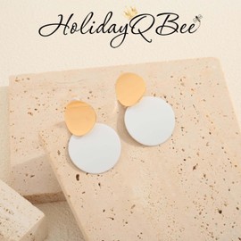 HolidayQbee Women's Clip On Earrings in White and Gold, Fashionable Clip Earrings Without Pierced Ears, Skin-friendly & Colour Faithful, Statement Jewellery for Everyday Use & Gift Ideas