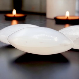 Natural Selenite Palm Stone 1Pc 2.5Inch Large Selenite Charging Pebble Pocket Energy Stone Spiritual Healing Crystals Cleanse and Recharge Crystals Stones & Minerals Meditation for Gift Home Decor (1)