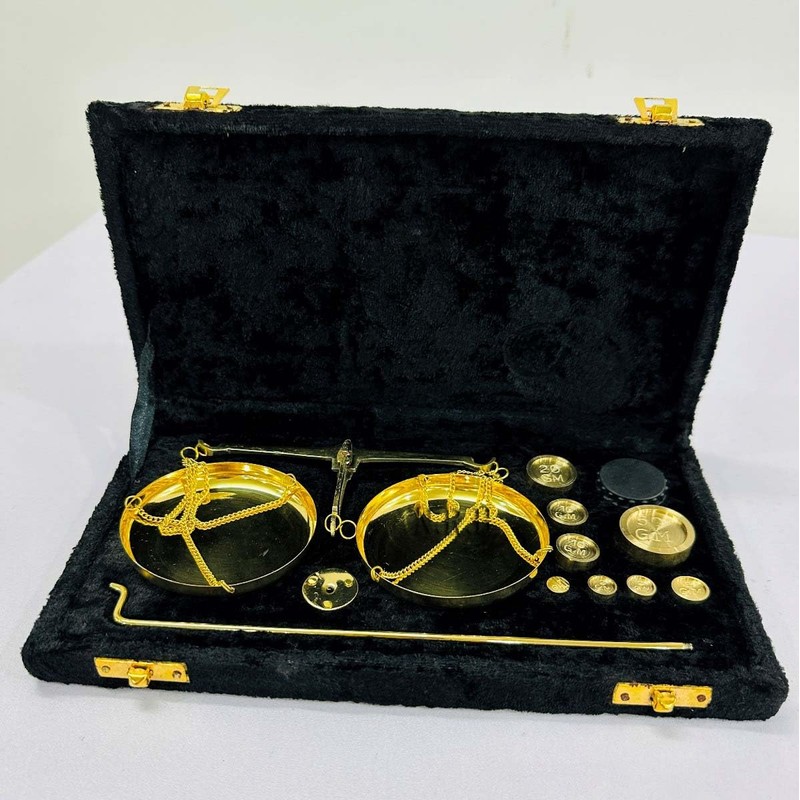 Vintage brass jewelry Weighing Scale Balance With Black Valvet Box
