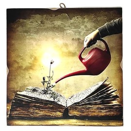 KUSTOM ART Wandbild, Serie Nostalgische Drucke, Gießkanne auf altem Buch, Druck auf Holz, 23 x 23 cm.