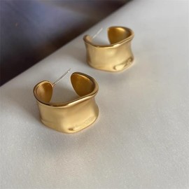 DIAMANTIO Chunky Hoop Earrings 18K Gold Plated for Women – Minimalist Wide Huggie Hoops, Bold Retro Statement Earrings, Lightweight & Hypoallergenic Jewelry for Everyday Wear