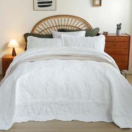 EVENHUG Oversized King Quilt California King Size Lightweight Bedding Set Reversible Bedspread Coverlets for All Seasons 3 Piece (White 120"x128")