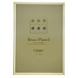 Sixtrees Hartford 1-400-35. Brass Plated Photo Frame for a 5" x 3.5" (127mm x 89mm) Picture - Complete with microfibre polishing cloth.