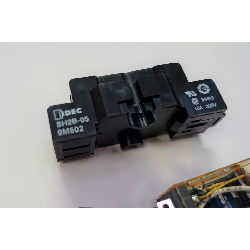 IDEC RH2B-UL 120VAC Relay Coil & SH2B-05 Relay Socket