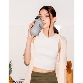 ShakeSphere Vista del vaso: botella mezcladora de proteínas con ventana lateral, 24 onzas ● Mezcla en forma de cápsula ● Fácil de limpiar ● No necesita bola de mezcla ● última intervensión de BPA ● Mezclar y beber batidos, batidos, más (gris mate)