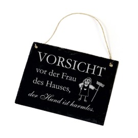 DEKO-LANDO Vorsicht vor der Frau des Hauses, der Hund ist harmlos - Engraved Slate Door Sign 16 x 22 x 0.5 cm, Black