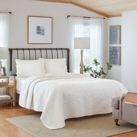 Laura Ashley Laura Ashley Felicity Collection Quilt Set-100% Cotton, Reversible, All Season Bedding with Matching Sham(s), Pre-Washed for Added Softness, Queen, White