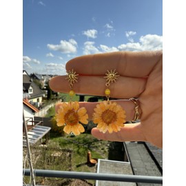 Echte Blumen Gänseblümchen Ohrringe Damen – Handgemachte Resin-Blumenohrringe mit Sonnen-Motiv | Sommerlicher Boho-Schmuck in Gold & Gelb
