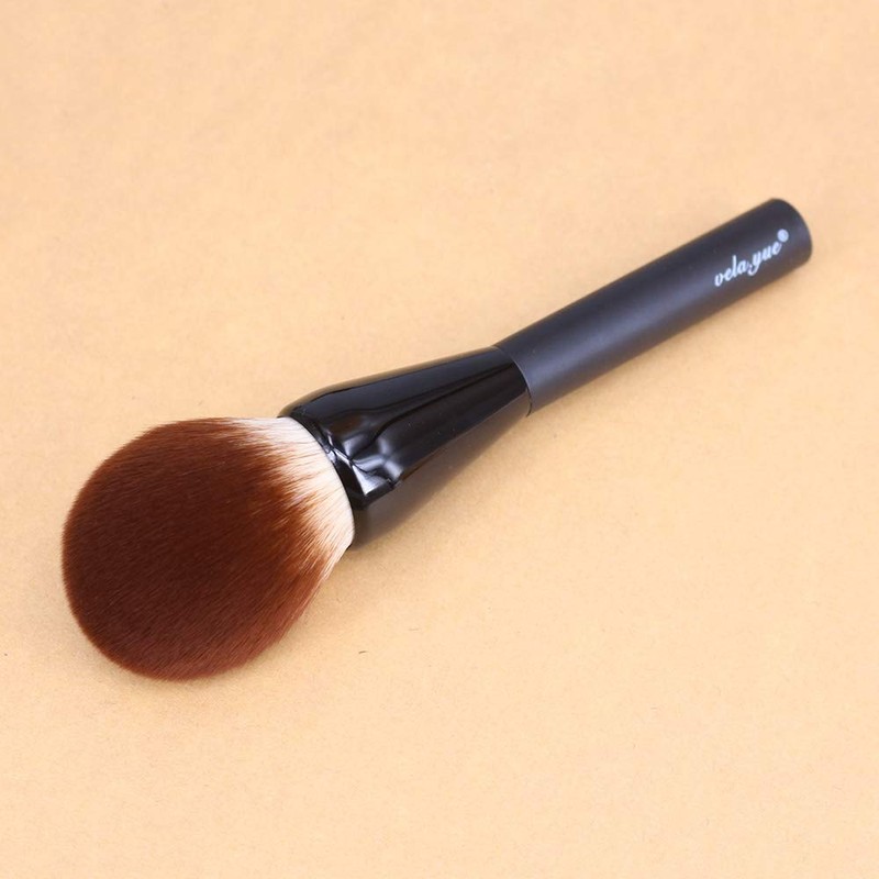 Vela.Yue Large versatile powder brush for a flawless lightweight look