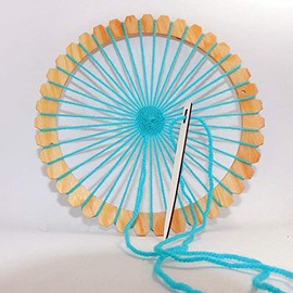 Rundwebrahmen aus Buchenatur mit Webnadel, Anleitung, Motorikspielzeug, fertig bespannt, Handmade Germany