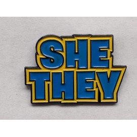 Pin de solapa con texto en inglés"She They Enamel Pronoun"