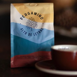 Whole bean Pergamino coffee (Pck of 2) 12.6 oz - 360g Dark chocolate, ripe strawberries and honey flavor Pergamino Colombian Coffee Whole Bean Colombian Coffee Pergamino Alto de letras en grano
