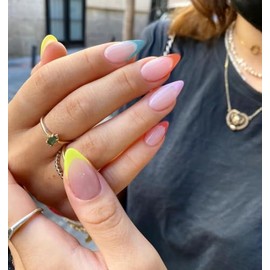Uñas postizas arcoíris: uñas cortas almendradas con puntas francesas de colores, uñas postizas adhesivas de cobertura total en tonos nude naturales pa