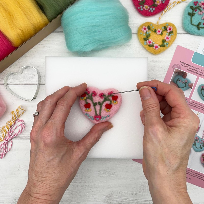 Bergin & Bath Needle Felting kit - Hearts. Learn to