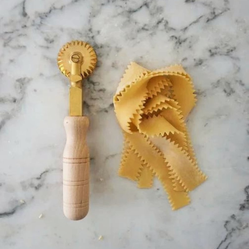 Professional Pasta cutter wheel, in brass and natural wood