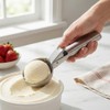 Cuchara de helado portátil de acero inoxidable con gatillo y