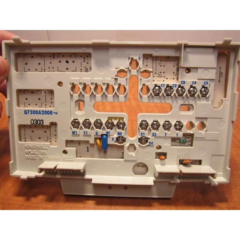 Honeywell T7300F2010 Subbase Thermostat 1-Stage Heat And 1-Stage Cool System