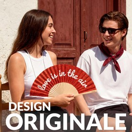 Fisura – Ventaglio originale con messaggio “Love is in the air”. Accessorio pieghevole in legno con glitter rosso, ventilatore manuale per estate, vacanze o festival. Laccetto incluso 42,5 x 23 cm