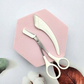 H Plus Mall Half-moon Self-Shaving Grooming Tool Eyebrow Eyebrow Trimming Set Half-moon Eyebrow Razor Eyebrow Thinning Scissors Eyebrow Beauty Tools / 에이치플러스몰 반달 셀프 면도 정리 손질 도구 눈썹 눈썹정리세트 반달눈썹칼 눈썹숱가위 눈썹미용도구