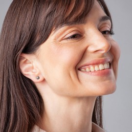 Winzige Ohrstecker mit Stein in grau • Quadratische Ohrringe für 1, 2 & 3 Ohrloch • Nachhaltiger Schmuck aus recyceltem Glas & Edelstahl • 4mm