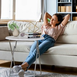 Fleecy day TV Trays Table Set of 4 Round Portable Folding TV Tray Table TV Dinner Tray with Sturdy MDF, No Assembly Required, 17.5 x 17.5 x 26 in (White Marble, 4Pcs)