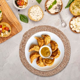 Craft Trade Round Woven Placemats Set of 4, 13 Inch Rattan Boho Placemats Water Hyacinth Placemats Farmhouse Wicker Placemats Heat Resistant Placemats for Dining Table Indoor Outdoor Placemats