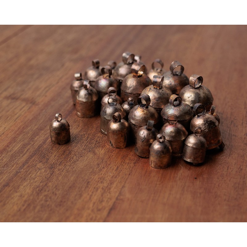 Limbad 1.5インチ10ピースミニ素朴なヴィンテージ鉄錫金属クリスマスオーナメントジングルベル工芸品、小さなカウベルハンドリングチャイム、ゴールドシリンダーベル、クリエイティブハンドメイドアートベル