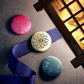 Camellia Hanbok Wrapping Decorative Buttons Hanbok Accessories Traditional Gifts Holiday Gifts Gifts for Foreigners Envelopes Fruit Packaging Decorations Packaging Supplies / 동백 한복 싸개 장식단추 한복 악세사리 전통선물 명절선물 외국인선물 봉투 과일 포장장식 포장용품