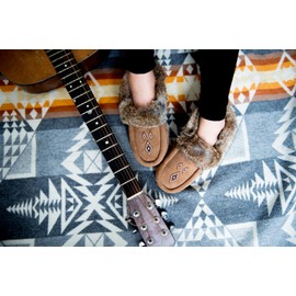 MANITOBAH Tipi Suede Moccasin Womens Oak L09