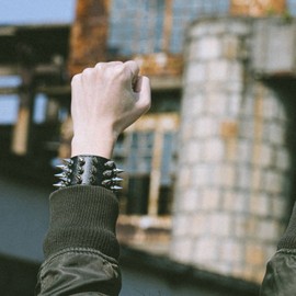 MILAKOO Unisex Black Metal Spike Studded Punk Rock Biker Wide Strap Leather Bracelet Chain Wristband Adjustable