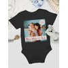 Geschenk mit Namen personalisiert by Shirtracer - Baby Bodysuit Boy