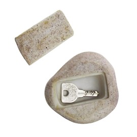 URTERYSER Realistic Stone Key Hider, Outdoor Garden Key Holder, Weatherproof Resin, Discreet Rock Design, 10.5x8.5x5.5cm/4.13x3.35x2.17in