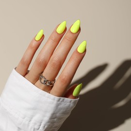 KQueenest Soft Gel Press on Nails Kurz – Sheer Neongrün Nägel zum Aufkleben Kurz Mandel, Einfarbig Limettengrün Fake Nails mit Kleber, Glänzend Natürlich Künstliche Nägel Set für Frauen, 30 Stück