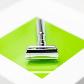 MERKUR Rasierhobel Futur 701 | Designklassiker Glanzchrom | Zweiteiliger Rasierer mit geradem Schnitt | Ideal für Nassrasur | Zinkdruckguss | Messing Griffstück | Made in Germany