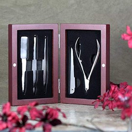 The 5 Piece Manicure Set For Men and Women In The Rosewood Gift Box