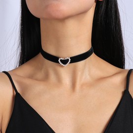Heart Choker Necklace for Women Handmade Velvet Choker with Heart Charm Punk Goth Collar Necklace Fashion Black Pink Red Choker for Christmas Valentine's Day Birthday Costume Party (Black)