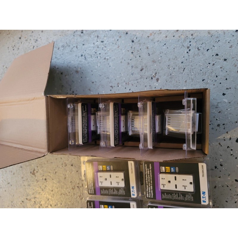EATON TRUSBC20W USB-C. Charger With Duplex Receptacle double aveces charger