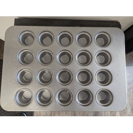 Chicago Metallic 44555 20 Cup 7.3 oz. Glazed Aluminized Steel Jumbo Crown Muffin