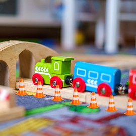 MBAIYO 50Pcs Mini Traffic Cones,Plastic Miniature Traffic Cones Vehicles Scene Road Block Pyramid Small Transportation Pylons for Street Signs Training Multi-Purpose Construction Theme Party