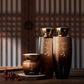 Jahwangsu Boeum Women’s Special 3-Piece Set Luxury Basic Cosmetics Skin Care Gift Set / 자황수 보음 여성 기획 3종 세트 명품 기초 화장품 스킨케어 선물세트